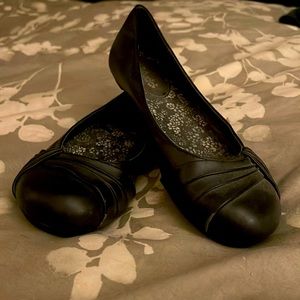 Black flats with pleating on toes